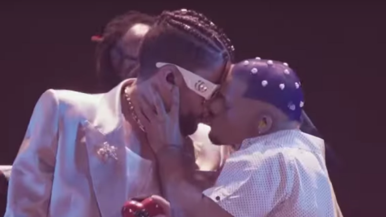 Bad Bunny Kisses Male Backup Dancer During 2022 Mtv Video Music Awards Performance 6425